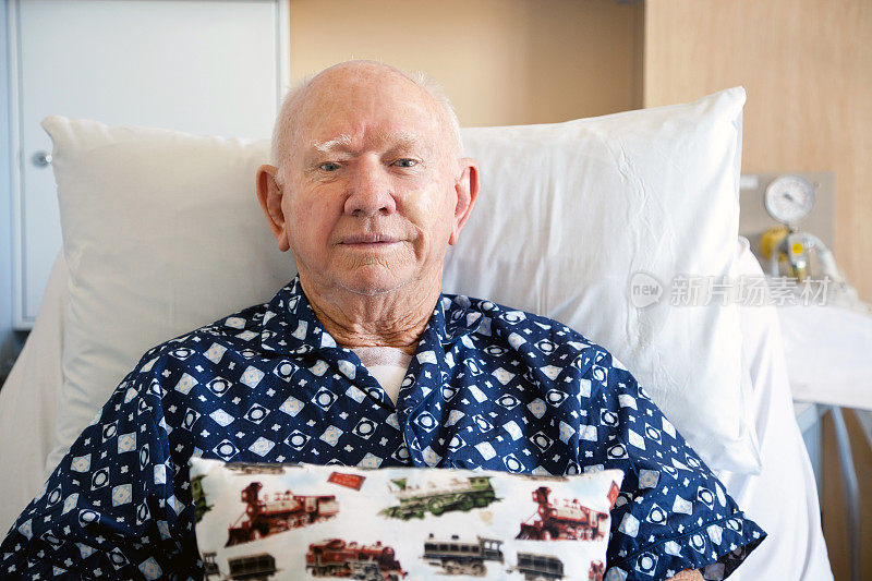 在医院病床上的严肃的老人