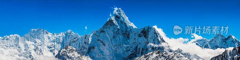 参差不齐的雪山山峰全景翱翔在云端喜马拉雅山尼泊尔