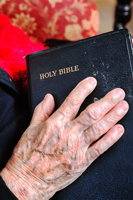 老妇人紧握圣经