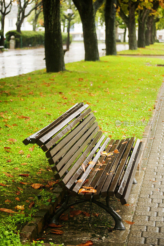 秋天的时候，公园的长椅上满是树叶。