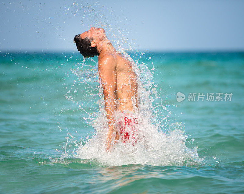 从海里溅起水花的人