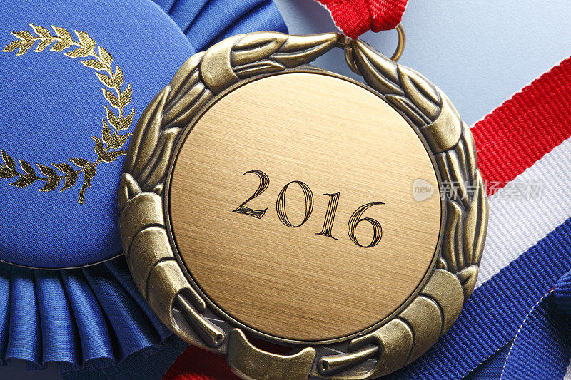 2016年金质奖章刻有蓝丝带