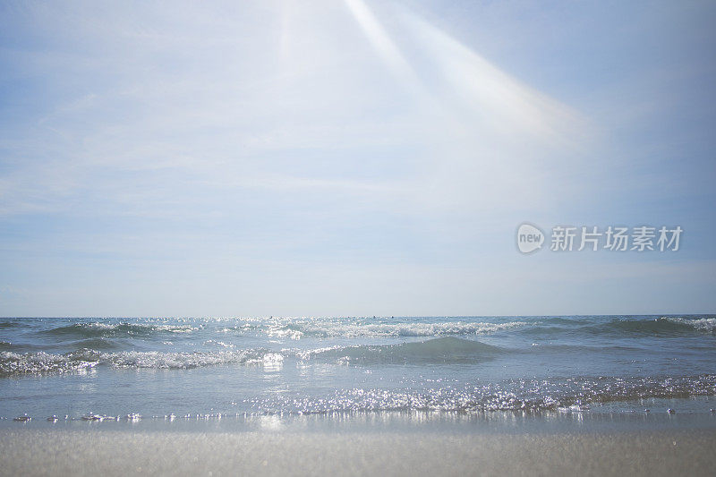 沙滩和波光粼粼的海洋背景