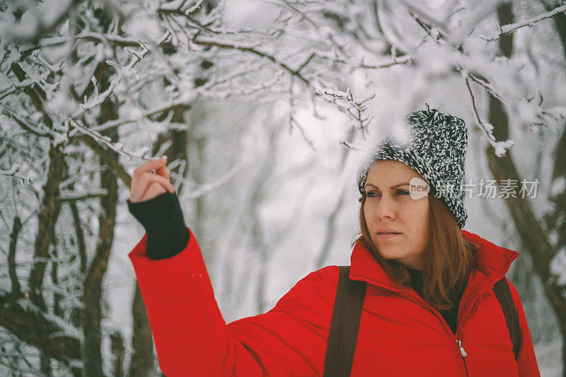 冬季运动活动。女徒步旅行者背包和雪鞋在雪地上的雪鞋