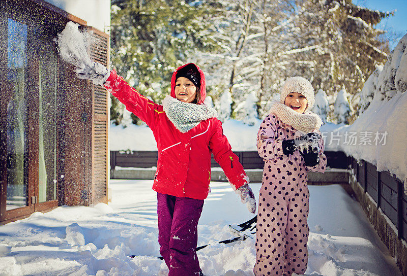 两个女孩在雪里玩