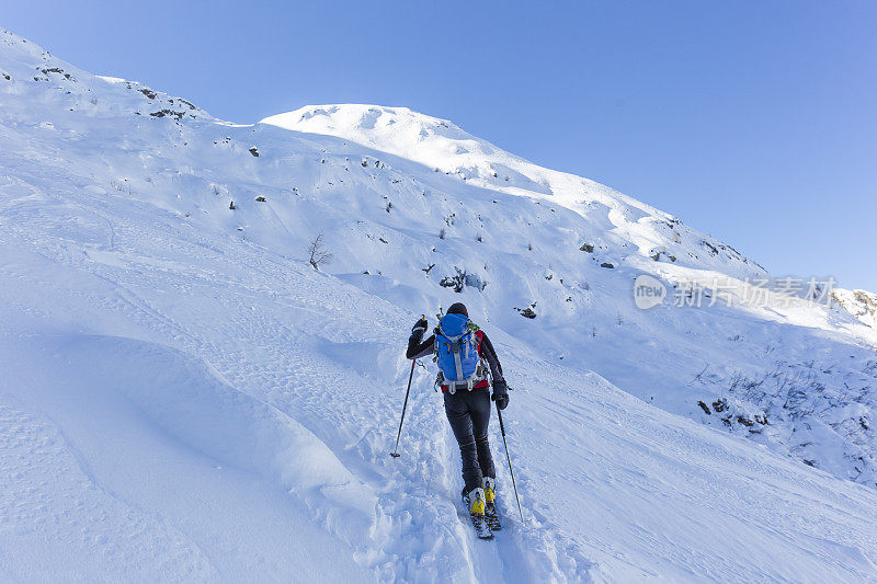 女子高山滑雪运动员登上了山顶