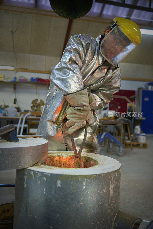 熔化青铜铸造青铜雕塑