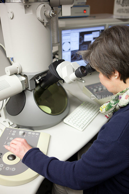 医学研究:在电子显微镜下工作的女科学家