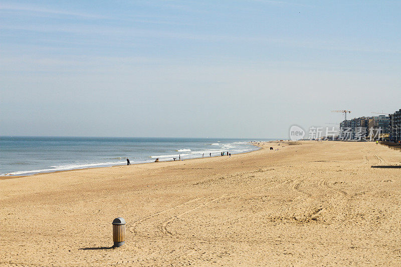 比利时海岸海滩海边和沙子垃圾箱