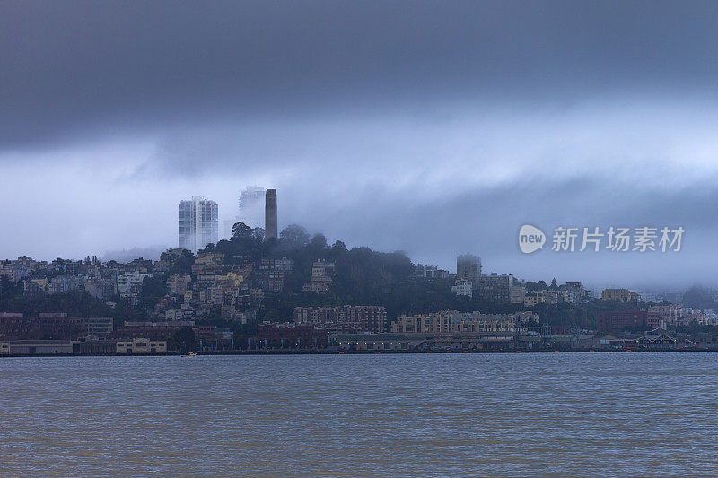 低雾下的旧金山天际线
