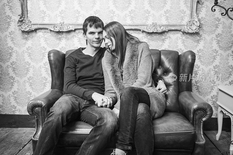 年轻的俄罗斯情侣坐在一起在乌克兰利沃夫