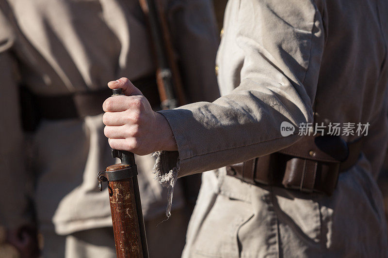 第一次世界大战中手持步枪的士兵