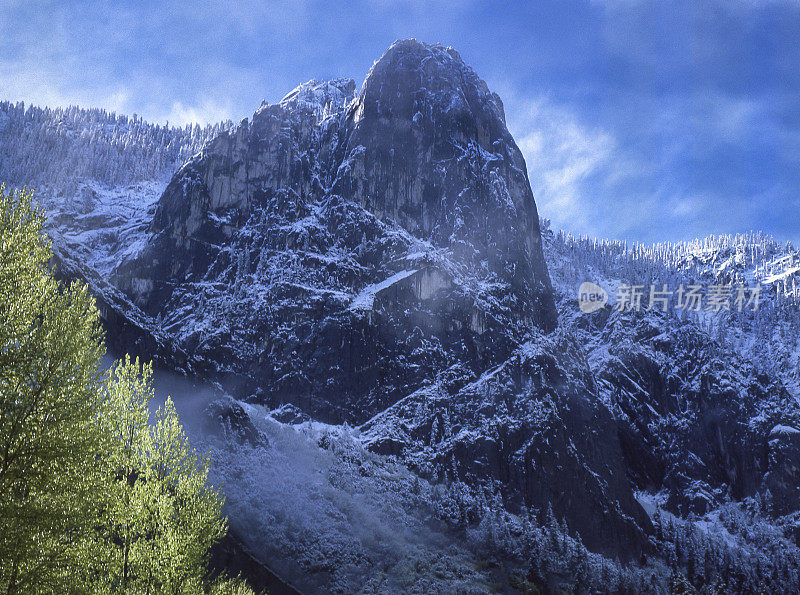 约塞米蒂的哨兵岩山谷视图