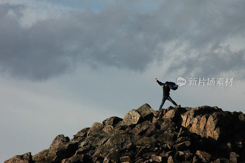 一个人站在多风的熊牙寺山顶上