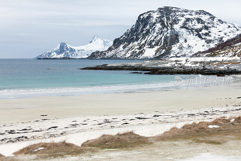 挪威罗浮敦群岛冬天的沙滩