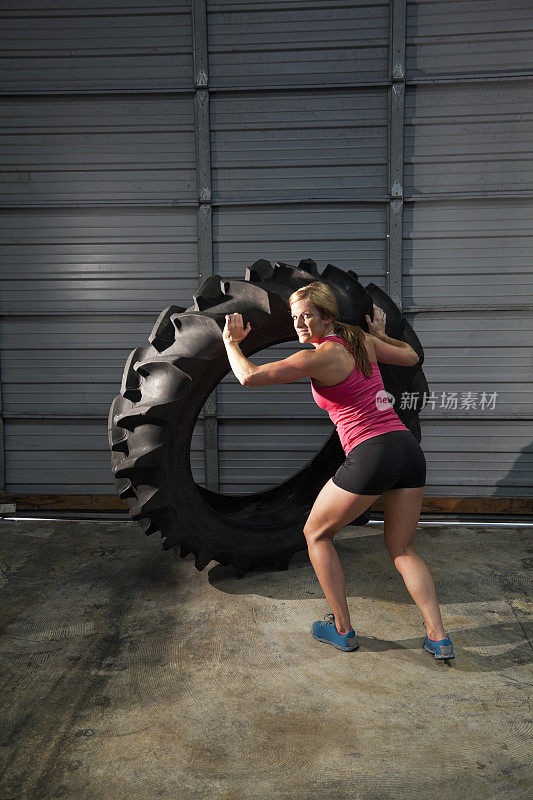 女子力量训练用拖拉机轮胎