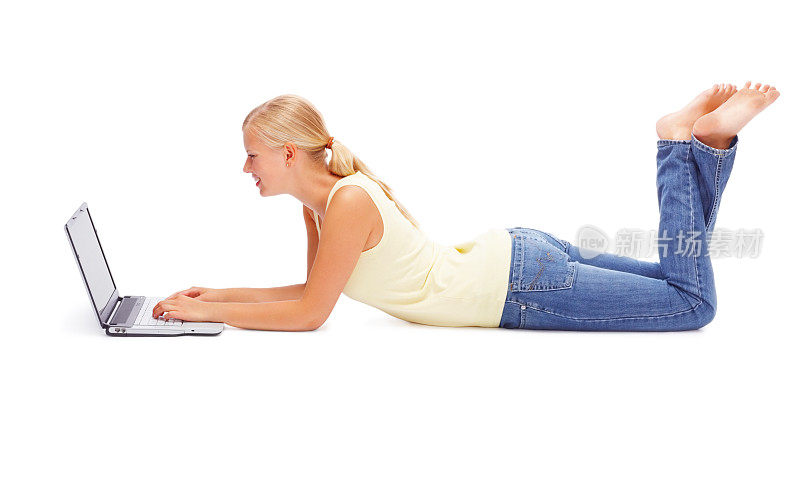 一位年轻漂亮的女士在地板上用笔记本电脑，背景是白色的