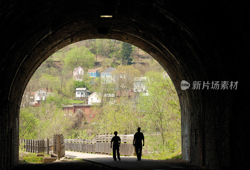 一个男人和一个男孩走出了隧道