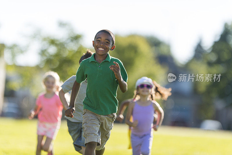 不同学校的孩子们