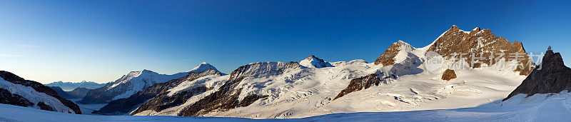 瑞士少女峰日出时的山峰