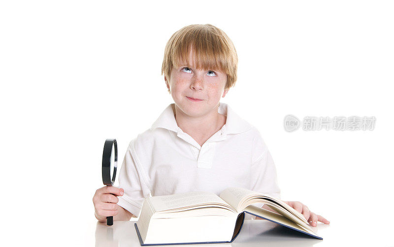 可爱的小男孩与滑稽的脸和一本大书