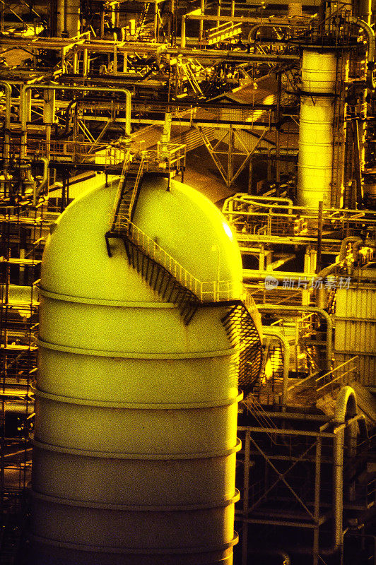 炼油厂的蒸馏塔