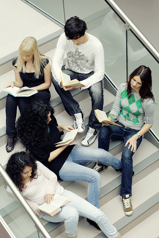 学生们在图书馆学习