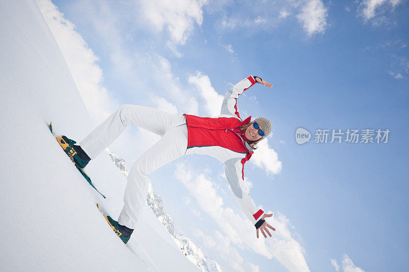 穿着滑雪服和雪鞋的快乐女人