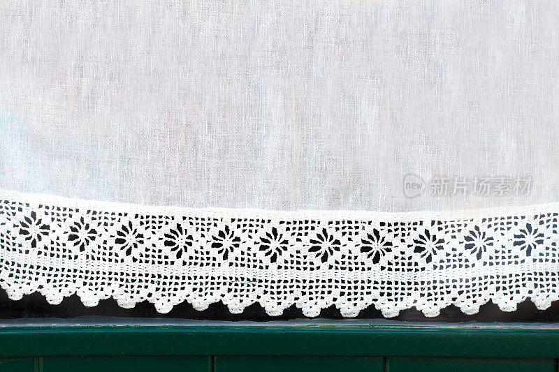 手工制作的白色蕾丝窗帘，意大利西西里岛(特写)
