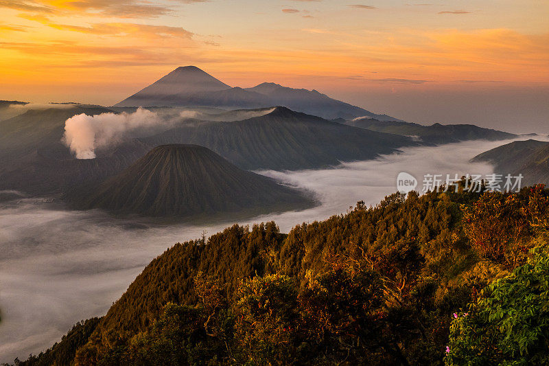 日出时的布罗莫火山