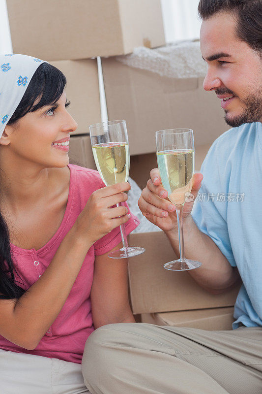 浪漫情侣喝香槟