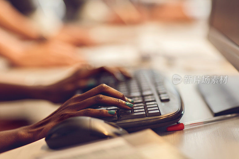 在电脑键盘上打字的非裔美国人。