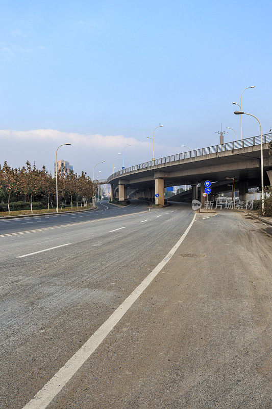 现代城市道路交叉口与交通