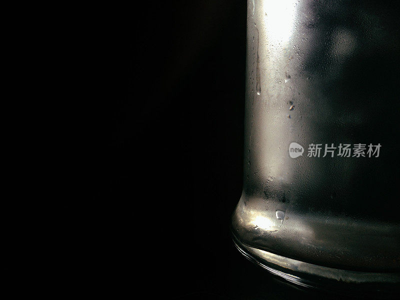 凝结在一个瓶子的水与黑色的背景