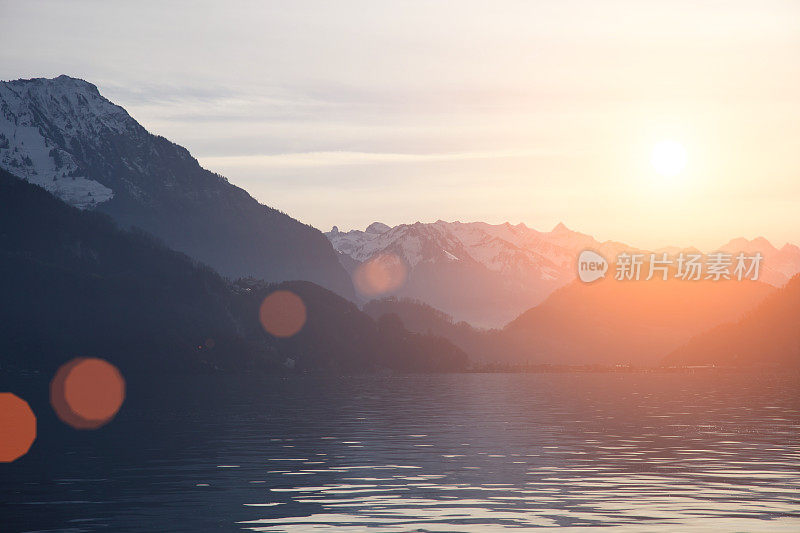瑞士阿尔卑斯山卢塞恩湖日落