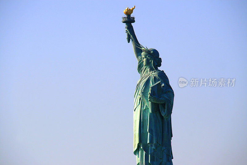 自由女神像侧视图和蓝色日落天空，纽约