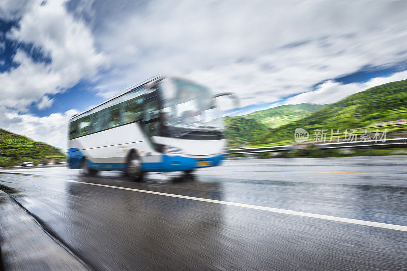 公共汽车上道路行驶