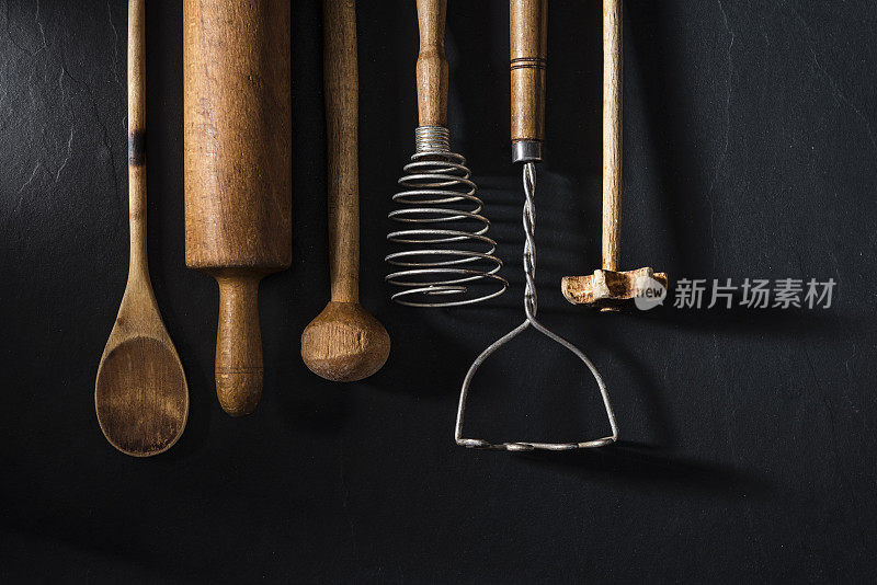 传统木质风化厨房用具:勺子、擀面杖、捣土豆机