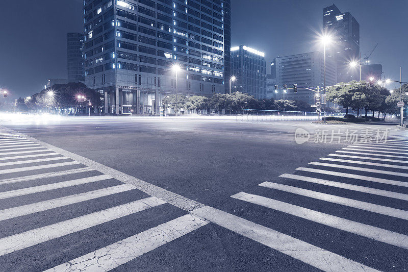 夜晚的城市，十字路口，