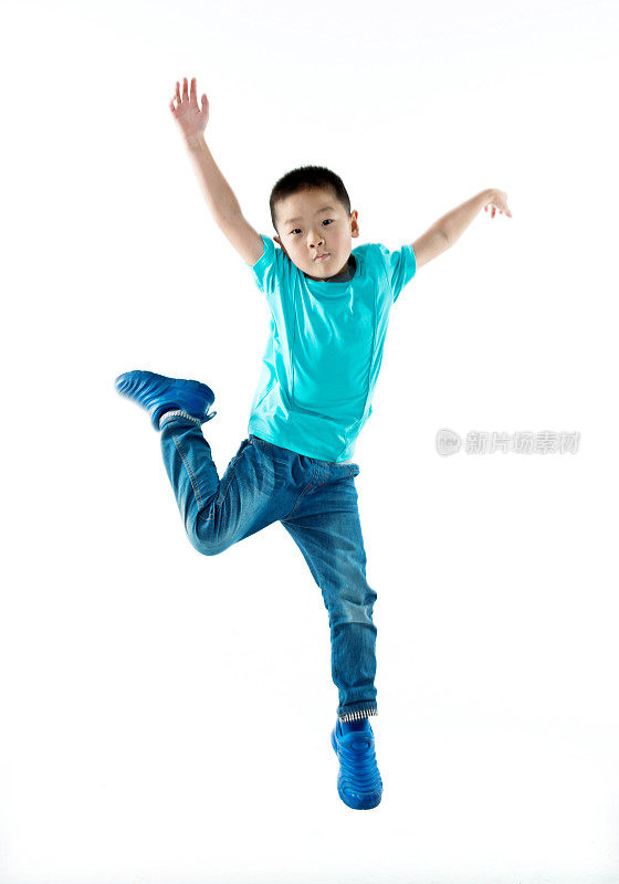 年轻的亚洲男孩在白色背景下跳跃
