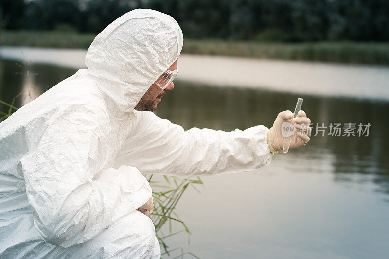 科学家检测有毒的水