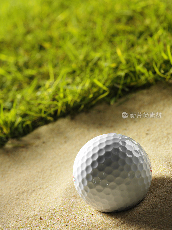 沙坑里的高尔夫球