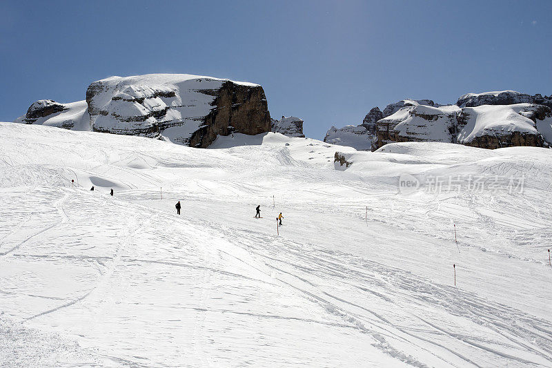 Dolomiti的滑雪者