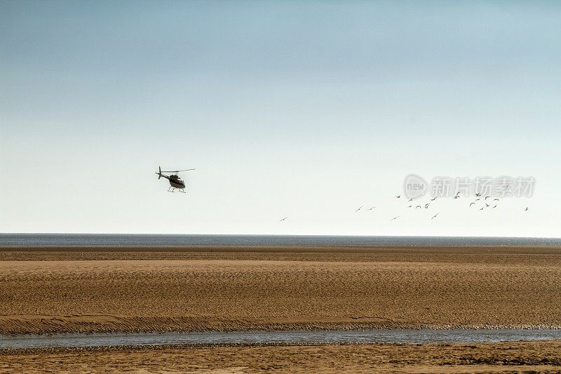 直升机，在海岸上空低飞