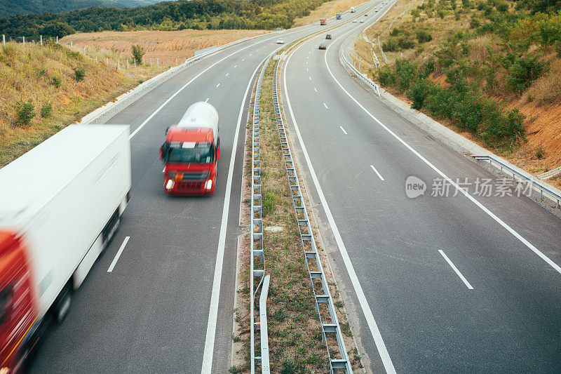 高速公路上模糊的红色卡车