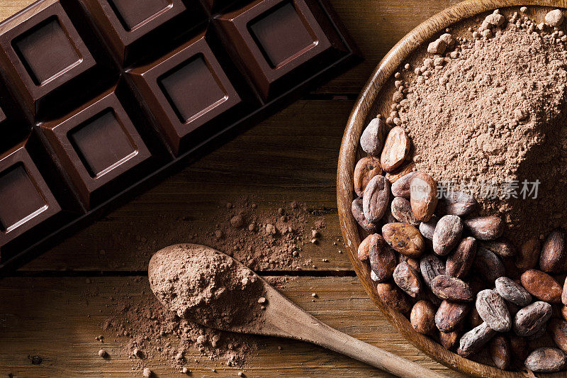 巧克力棒，可可豆和可可粉的特写