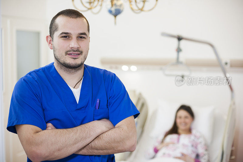 男性医生的肖像与病人在背景