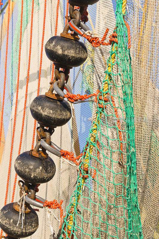 捕虾拖网渔船的吊杆上的拖网
