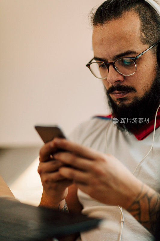 用智能手机的男人。