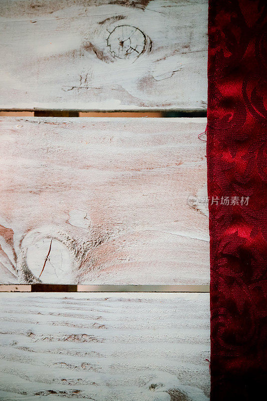 红色桌布在质朴的白色木制桌子上，俯视图